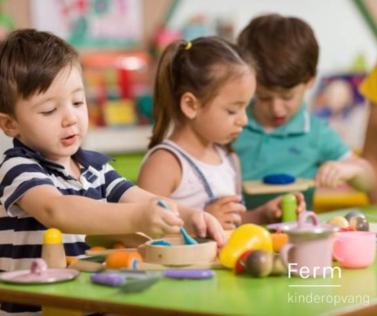 spelende kleine kinderen (vergroot foto)